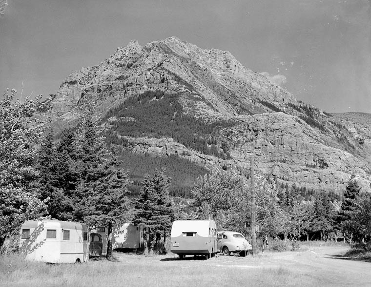 MIKAN-3315331-trailer-camp-mount-crandell-in-background-sept-1948