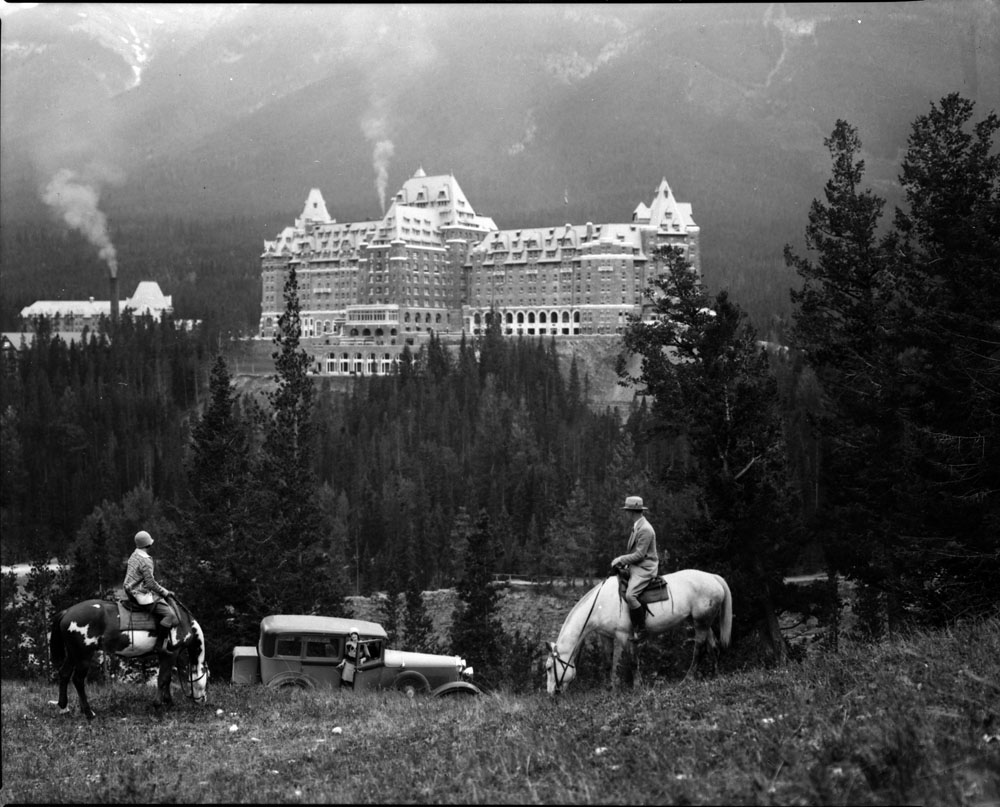 MIKAN3387169 Banff Spring Hotel Oct 1929.jpg